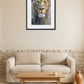 Tableau lion abstrait expressionniste au-dessus d’un canapé avec table basse, tasse et vase décoratif