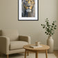 Tableau lion abstrait expressionniste au-dessus d’un fauteuil avec table ronde, livre et plante en pot