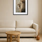 Tableau lion abstrait moderne au-dessus d’un canapé avec table ronde en bois et vase décoratif