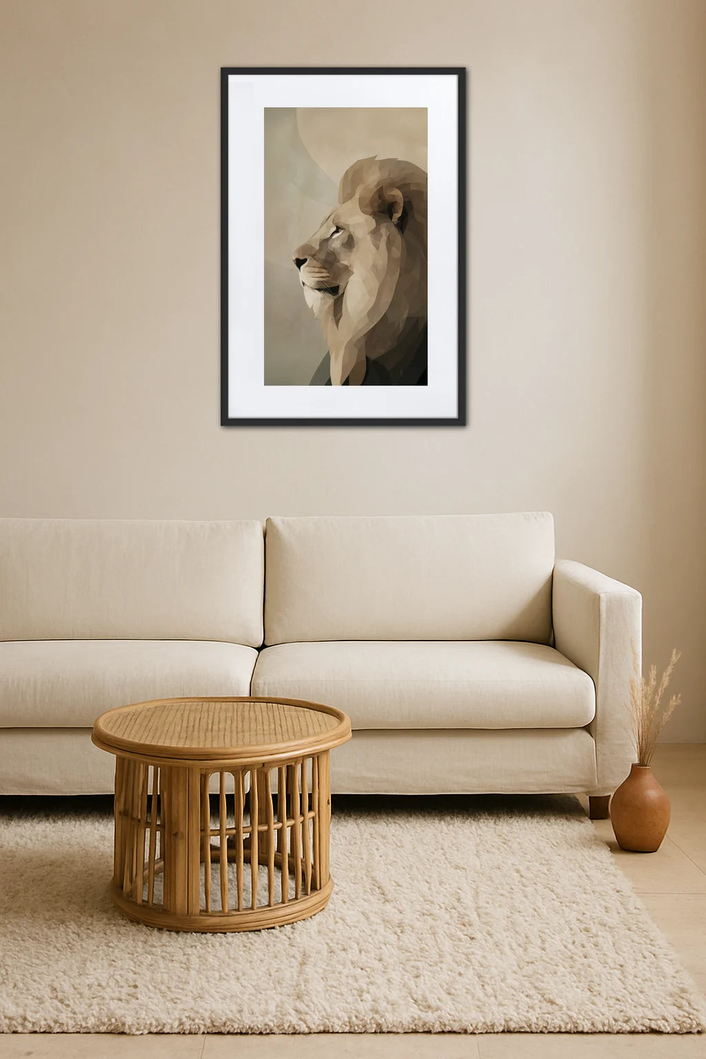 Tableau lion abstrait moderne au-dessus d’un canapé avec table ronde en bois et vase décoratif