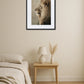 Tableau lion abstrait moderne au-dessus d’un lit avec table de chevet, lampe et vase décoratif