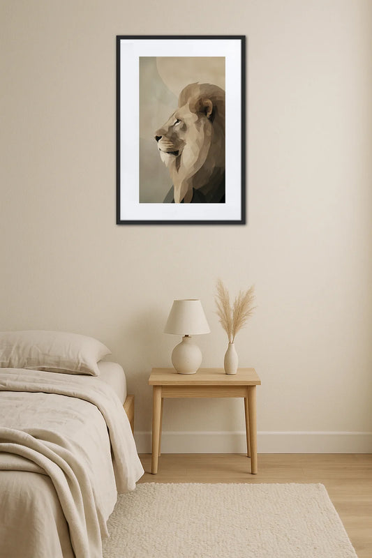 Tableau lion abstrait moderne au-dessus d’un lit avec table de chevet, lampe et vase décoratif