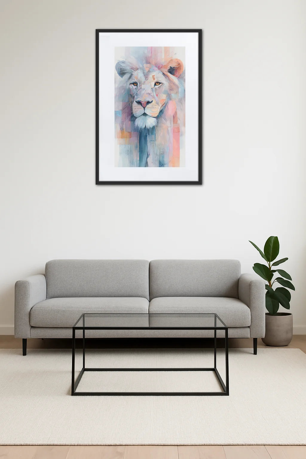 Tableau lion abstrait pastel accroché au-dessus d’un canapé gris avec table basse en verre et plante en pot