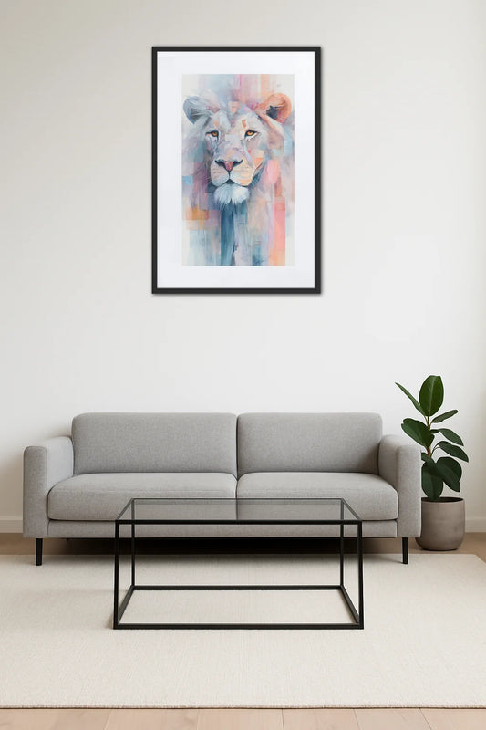 Tableau lion abstrait pastel accroché au-dessus d’un canapé gris avec table basse en verre et plante en pot