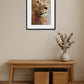 Tableau lion abstrait relief au-dessus d’un banc en bois avec paniers de rangement et vase de fleurs séchées