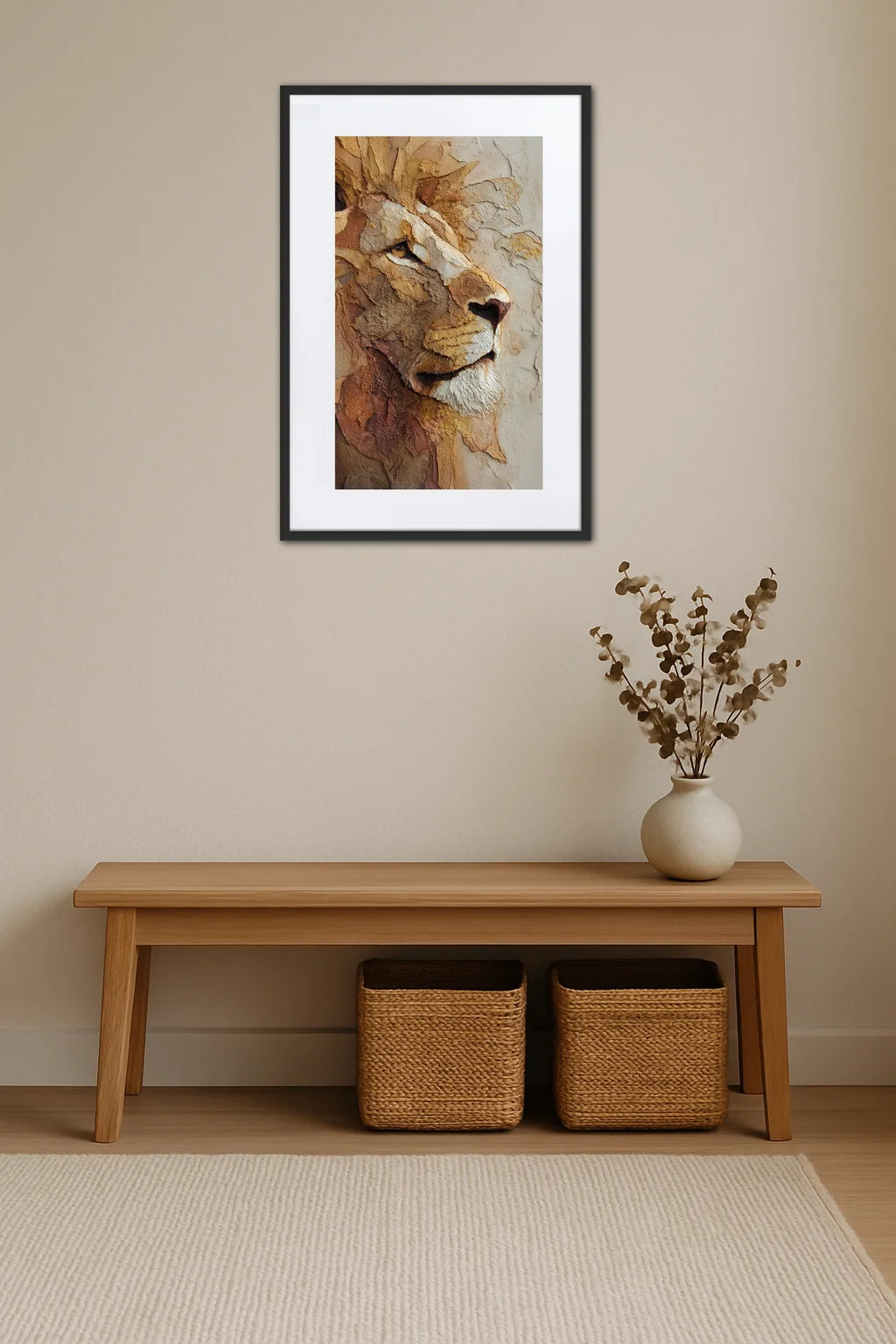 Tableau lion abstrait relief au-dessus d’un banc en bois avec paniers de rangement et vase de fleurs séchées