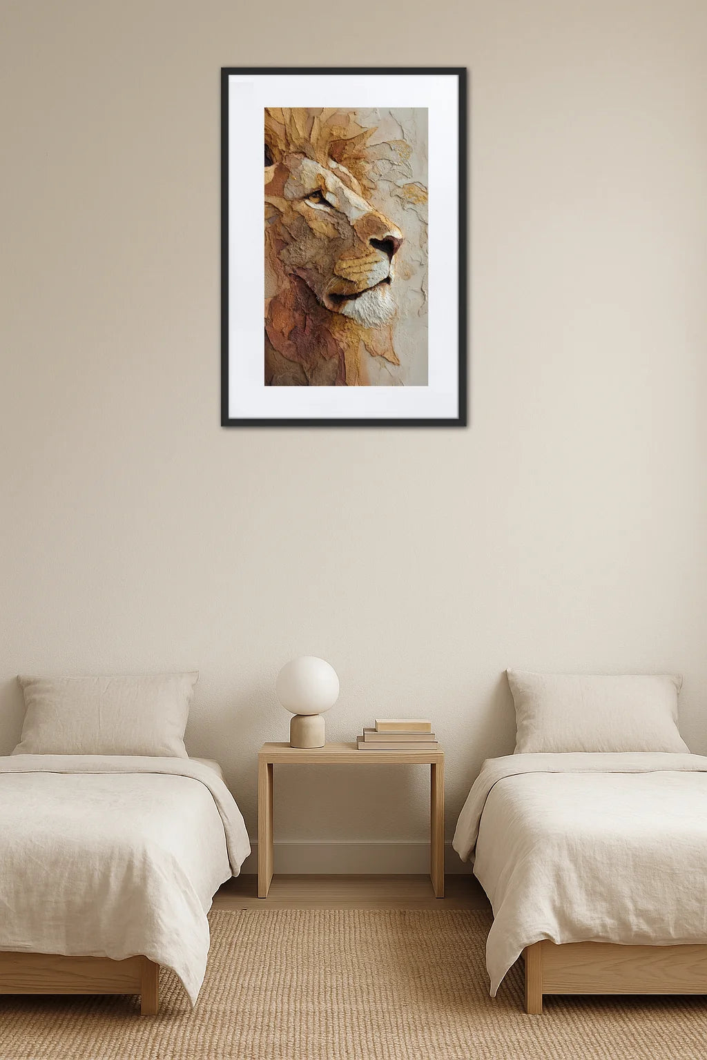 Tableau lion abstrait relief au-dessus de deux lits avec table de chevet, lampe ronde et livres
