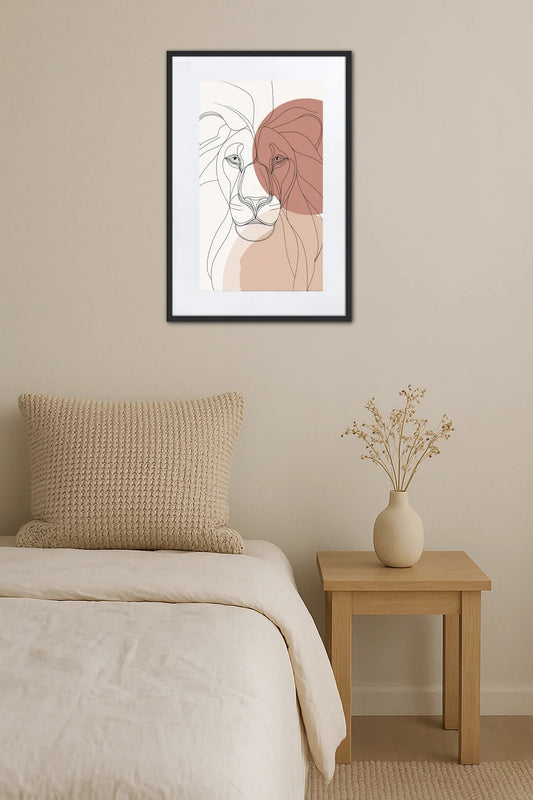Tableau lion abstrait en traits fins au-dessus d’un lit avec table de chevet en bois et vase décoratif