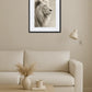 Tableau lion blanc dans un salon beige minimaliste avec décoration épurée