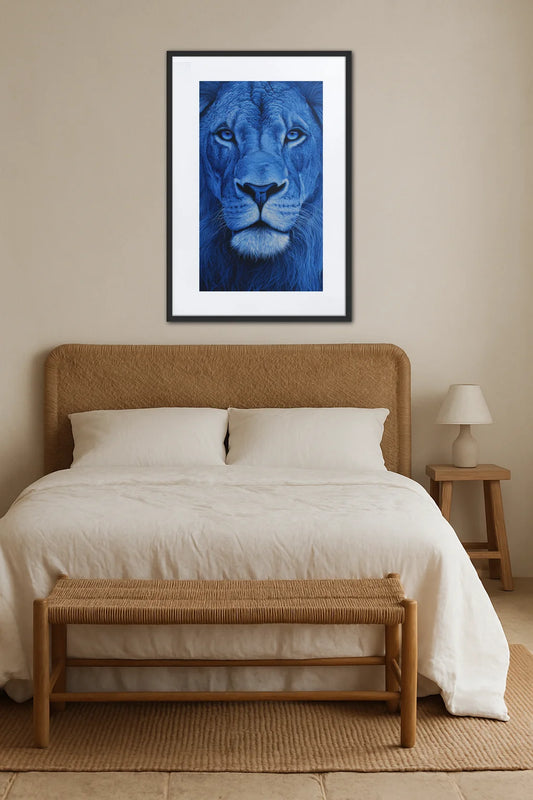 Tableau lion bleu au-dessus d’un lit dans une chambre avec mobilier en bois naturel