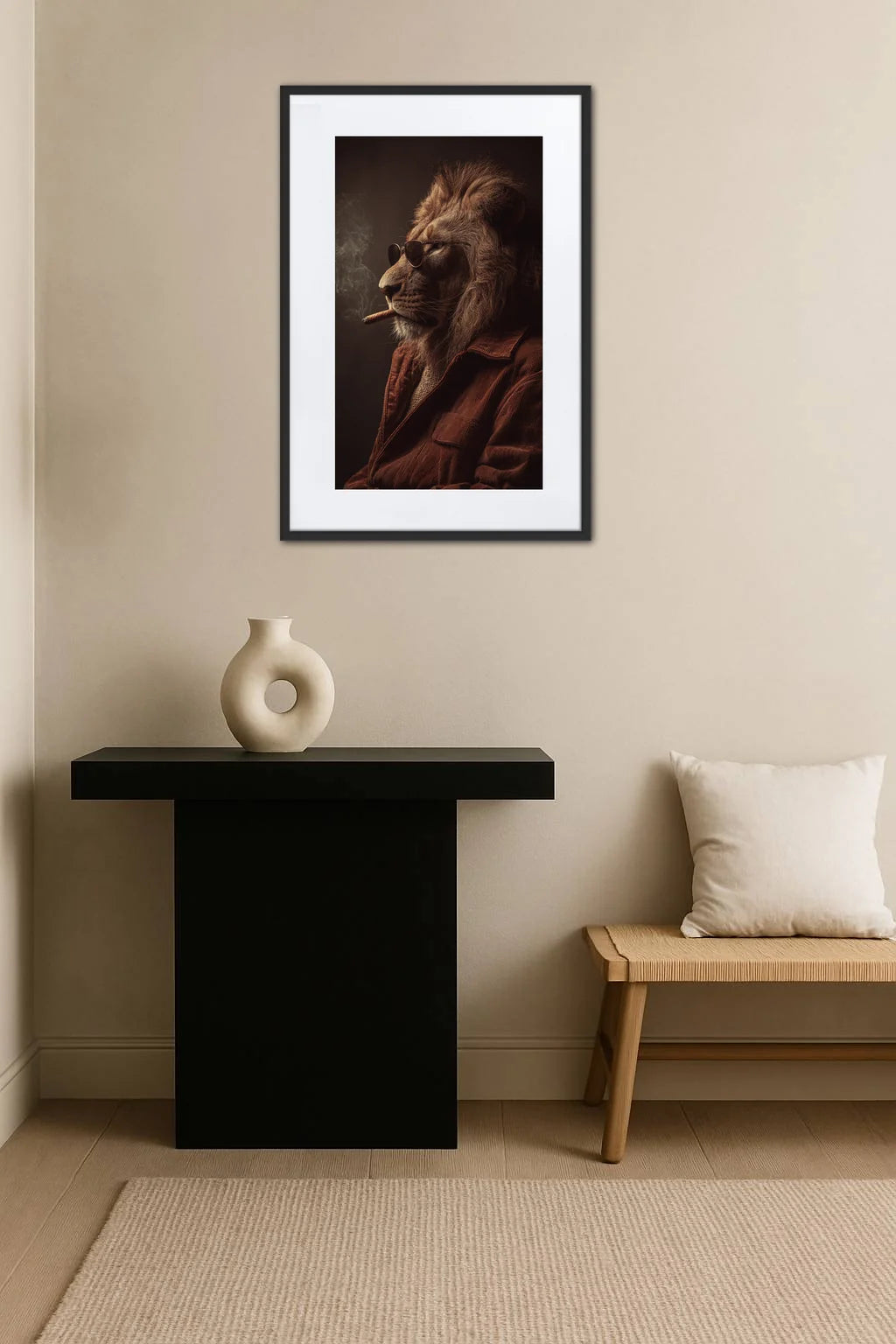 Tableau lion avec cigare dans une décoration minimaliste avec console noire et banc en bois