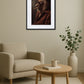 Tableau lion avec cigare dans un salon clair avec fauteuil et table ronde en bois