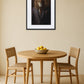 Tableau lion en costume dans une salle à manger avec table en bois clair et ambiance naturelle