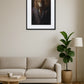 Tableau lion en costume dans un salon minimaliste avec canapé beige et décoration moderne