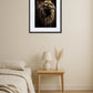 Tableau lion avec couronne dans une chambre minimaliste avec décoration épurée