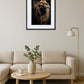 Tableau lion avec couronne dans un salon moderne beige avec canapé et décoration naturelle