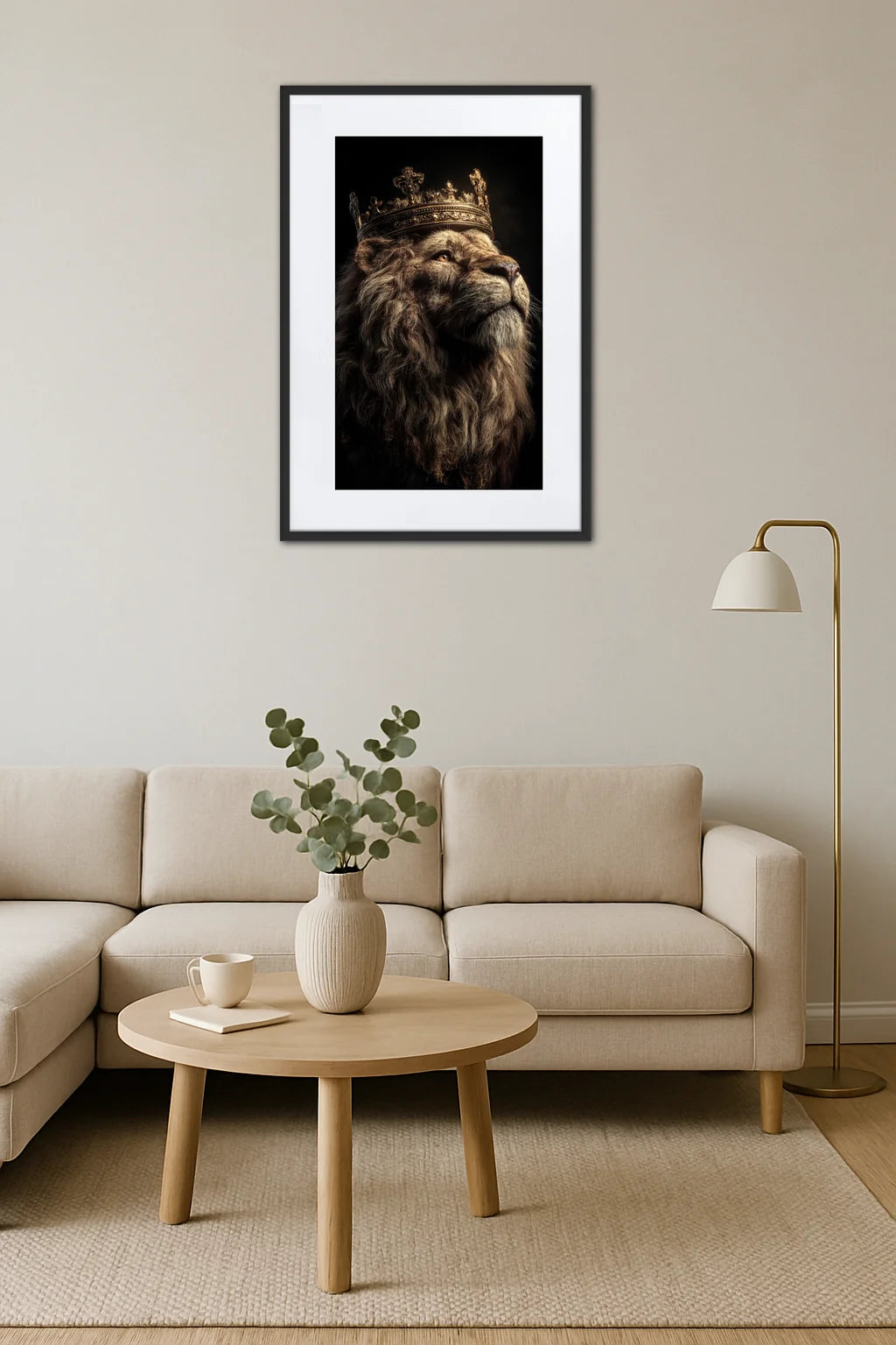 Tableau lion avec couronne dans un salon moderne beige avec canapé et décoration naturelle