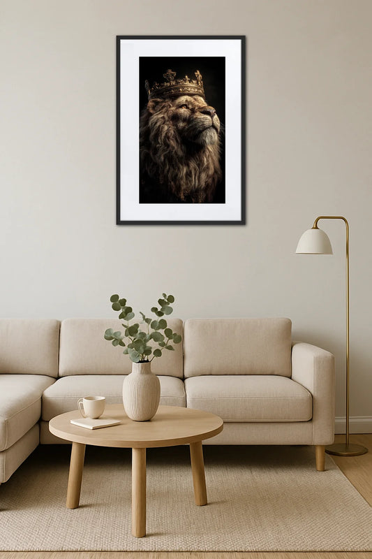 Tableau lion avec couronne dans un salon moderne beige avec canapé et décoration naturelle