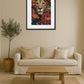 Tableau lion avec fleurs au-dessus d’un canapé dans un salon naturel avec table en bois