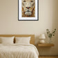 Tableau lion géométrique origami dans une chambre minimaliste avec mobilier en bois clair
