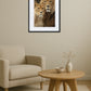 tableau lion et lionne au mur dans un intérieur minimaliste avec fauteuil et table basse en bois