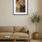 tableau lion et lionne accroché au mur dans un salon avec canapé beige et plante décorative