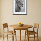 Tableau lion noir et blanc au crayon au-dessus d’un bureau