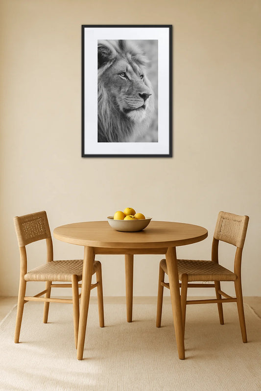 Tableau lion noir et blanc au crayon au-dessus d’un bureau