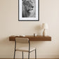 Tableau lion noir et blanc au crayon dans un salon