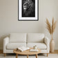 Tableau lion noir et blanc clair obscur dans un salon lumineux avec canapé et décoration épurée
