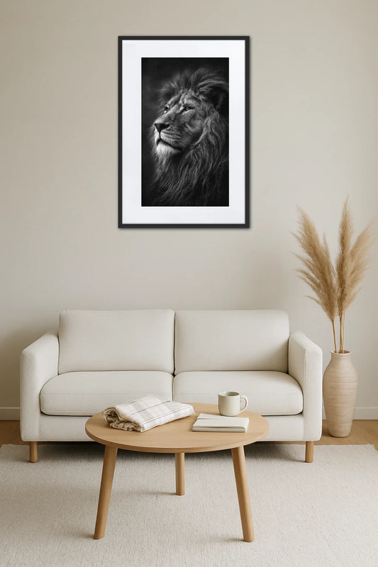 Tableau lion noir et blanc clair obscur dans un salon lumineux avec canapé et décoration épurée