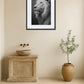 Tableau lion noir et blanc à fort contraste au-dessus d’un meuble vasque dans une salle de bain épurée