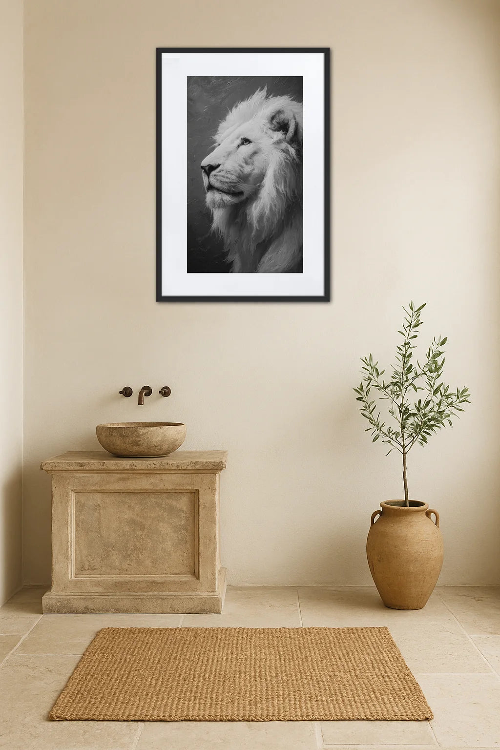 Tableau lion noir et blanc à fort contraste au-dessus d’un meuble vasque dans une salle de bain épurée