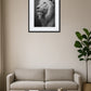 Tableau lion noir et blanc à fort contraste au-dessus d’un canapé dans un salon minimaliste