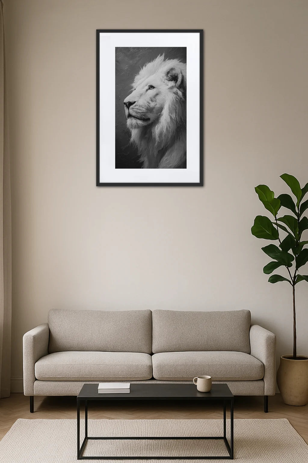 Tableau lion noir et blanc à fort contraste au-dessus d’un canapé dans un salon minimaliste