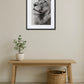 Tableau lion noir et blanc dessin plume fine au-dessus d’un banc en bois dans une décoration minimaliste