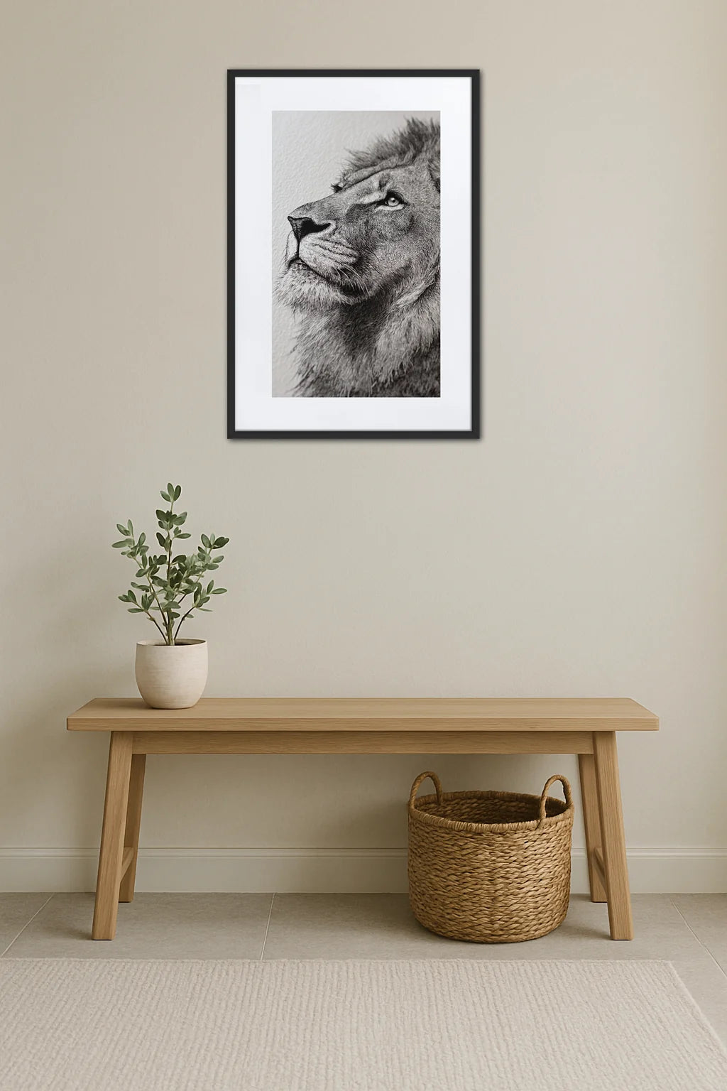 Tableau lion noir et blanc dessin plume fine au-dessus d’un banc en bois dans une décoration minimaliste