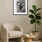 Tableau lion noir et blanc dessin plume fine dans un salon beige avec fauteuil et plante