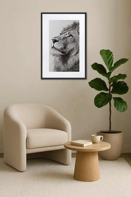 Tableau lion noir et blanc dessin plume fine dans un salon beige avec fauteuil et plante