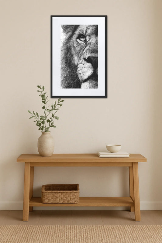 Tableau lion noir et blanc encre de Chine au-dessus d’une console
