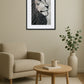 Tableau lion noir et blanc estampe au-dessus d’un fauteuil
