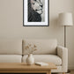 Tableau lion noir et blanc estampe dans un salon