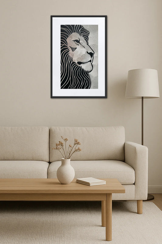 Tableau lion noir et blanc estampe dans un salon