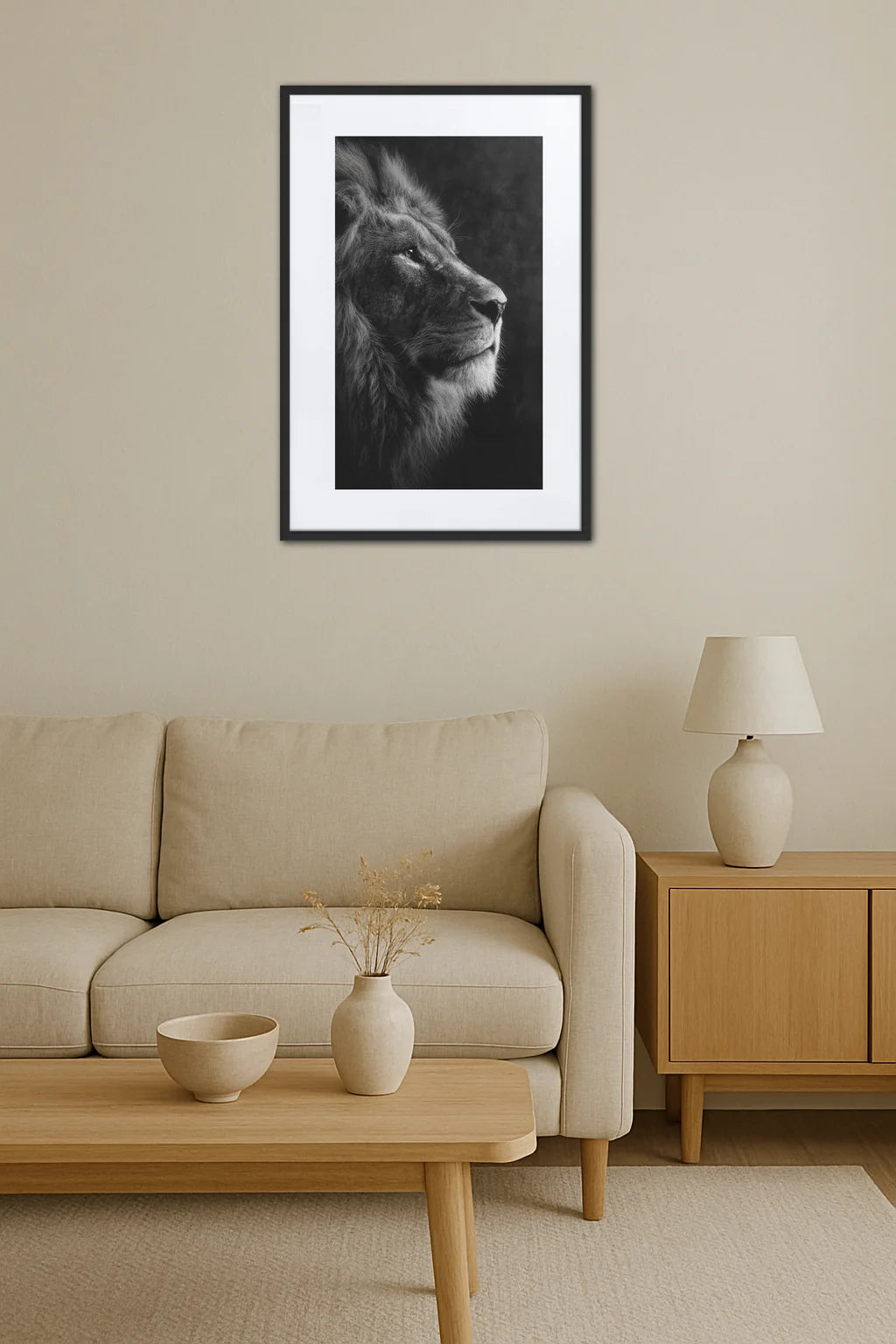 Tableau lion noir et blanc fusain au-dessus d’un canapé
