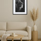Tableau lion noir et blanc fusain dans un salon avec meuble en bois