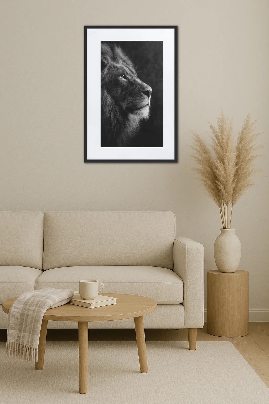 Tableau lion noir et blanc fusain dans un salon avec meuble en bois