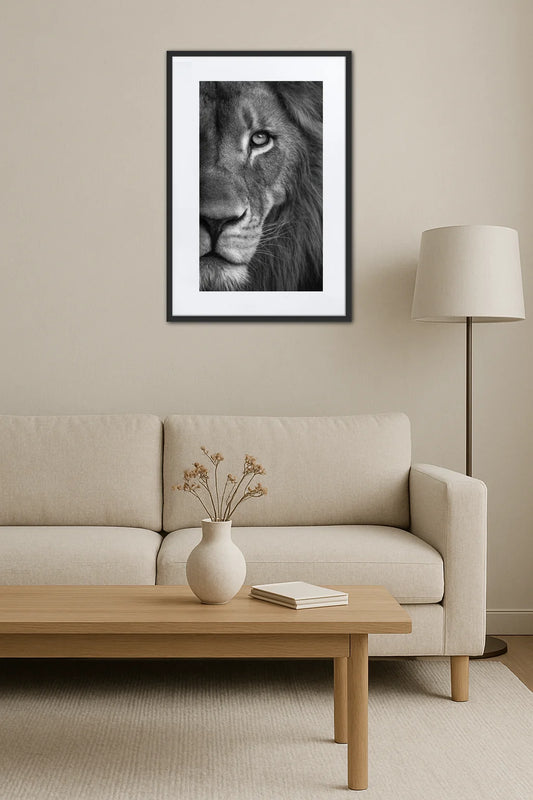 Tableau lion noir et blanc gros plan au-dessus d’un canapé