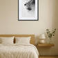 Tableau lion noir et blanc lavis au-dessus d’un lit dans une chambre