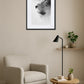 Tableau lion noir et blanc lavis au-dessus d’un fauteuil dans un salon épuré
