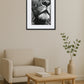 Tableau lion noir et blanc style linogravure au-dessus d’un fauteuil dans un intérieur épuré